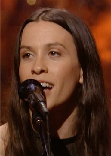 O crossover que a gente não sabia que precisava. 🐝🎸 Nossa rainha Alanis Morissette entregou absolutamente TUDO nessa performance emocionante de