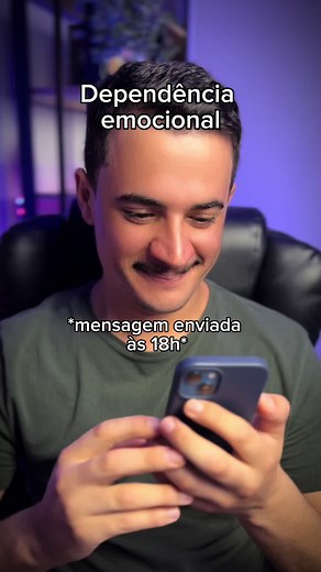 🧠A dependência emocional é um padrão psicológico no qual uma pessoa se sente incapaz de ser plenamente feliz ou segura sem a presença ou aprovação de outra pessoa. 👶Este fenômeno pode ter raízes profundas, muitas vezes estabelecidas durante a infância, e pode afetar significativamente as relações interpessoais ao longo da vida de um indivíduo. 🚼Na infância, a forma como os laços afetivos são estabelecidos com os cuidadores pode ser um fator determinante para a emergência da dependência emocio
