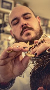 Lock your locks with The Muppet Mash, the greasiest cocktail we serve you. Schorem Haarsnijder En Barbier barber Ramy coming through with the thickest and slickest mix of ‘em all… The infamous combo of our Green and Pink Pomade, that has your patron leaving the shop with a certain kind of confidence they didn’t know they had. Styling: @spacefade.aw Video: @woetoee Products: Reuzel Grooming Tonic, Pink and Green Pomade #reuzel #reuzelpomade #schorembarbier #schorem #barbershop #barberlife #oldsch