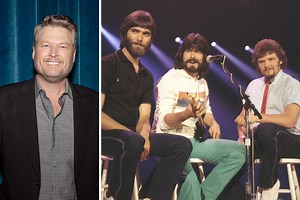 Blake Shelton Sings Moving Tribute of Alabama's "Old Flame" for Its Founding Members