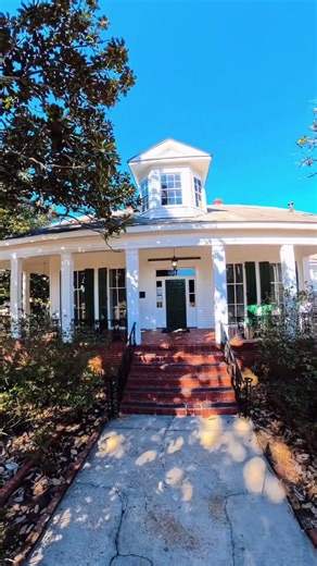 Dapper Gentleman in Front of a Historic Louisiana Home | 360° Short