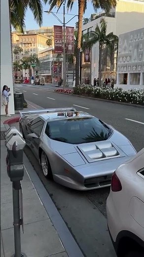 "1993 Vector W8: The Insane 600HP American Supercar Ahead of Its Time! 🚀🔥"