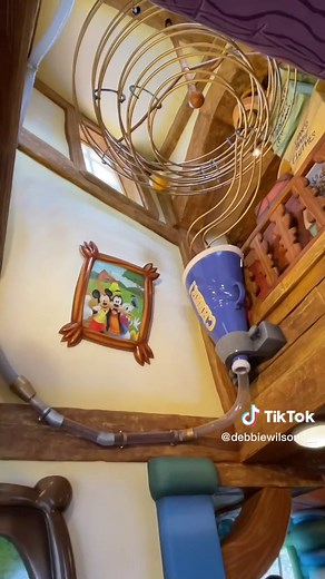 Exploring Goofy's Adorable House in Toontown