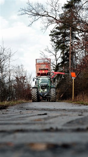 Jonathan | Foto und Videograf on Instagram: "Holz hacken mit dem Fendt 942 Vario + Jenz HEM 593 Als Abfahrer ist ein Fendt 936 Vario samt Krampe BigBody 980 Mulde im Einsatz"