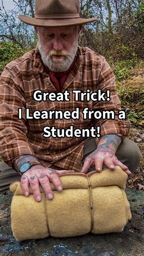 This quick and easy field-expedient system lets you tension any blanket, tarp, or bedroll and retrieve your cordage instantly, even in cold weather with numb hands. I learned this simple method from a student in the field, and it has become one of my go-to techniques for efficient gear management, cold-weather camping, and traditional bushcraft setups. @topfans | David Canterbury
