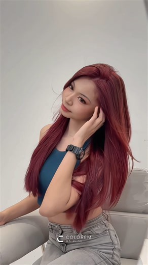 🍓 树莓红上头咯！ 谁讲只有 stylist 懂发色？Customer 一开口就是：Aquamist 水雾染「树莓红」😎 这种 vibe，显白到爆 氛围感直接拿捏 🔥 2025 最火的染发就是要这样 in trend～ 🍓 Raspberry Red taking over! Not just stylists, even customers know — Aquamist Hair in Raspberry Red = ✨ main character energy. Bright, bold & filter-vibe glow-up, this is THE 2025 color 🔥 🎨 Stylist: Coco 📍Colorem Emporis 📅 Don’t wait, lock in your Raspberry Red look today 💖 📍Puchong No 06-01, Jalan Kenari 18a, Bandar Puchong Jaya, 47100 Puchong, Selangor 📍Emporis Kota Damansa