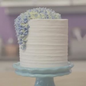 Learn how to create a buttercream floral waterfall cake in a SNAP using tip 1B! 💜💙 Find the instructions for this quick and beautiful cake design here: http://ow.ly/VPUm50rP2MA | Wilton Cake Decorating
