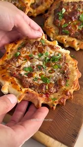 📌 TIJESTO GOTOVO ZA 15 MINUTA...Mini pice sa mljevenim mesom i sirom...❗ 🔷 LINK RECEPTA POTRAŽITE U KOMENTARU ISPOD 🔻🔻🔻 | Recepti za slana i slatka jela