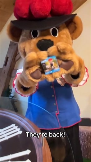 Unsere Schwarzwaldmarie steht schon bereit und schaut sehnsüchtig aus dem Regal. ❤ Sie freut sich darauf, bald bei dir einzuziehen und ein bisschen Schwarzwald-Charme in dein Zuhause zu bringen殺 #hausder1000uhren #houseof1000clocks #hdtu #triberg #schwarzwald #blackforest #cuckooclocks #kuckucksuhr #tribär #dance #playmobil #playmobilschwarzwaldmarie #schwarzwaldmarie | Haus der 1000 Uhren / House of 1000 Clocks | Facebook