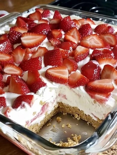 BEST Strawberry Cream Cheese Icebox Cake - Don't Lose This Must express something to keep getting my recipes.... Thank you. Recipe in (c.o.m.m.e.n.t ).👇 | Old fashioned recipe