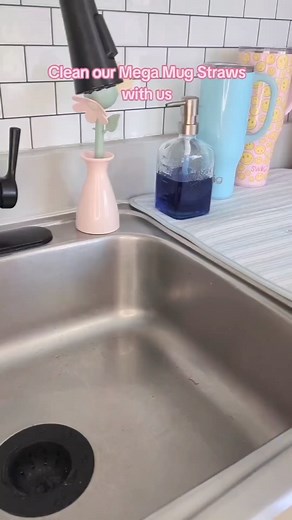 Your friendly reminder to clean those straws 😘 #swiglife #strawcleaning #cleaningtips #swigstraws | Swig Life