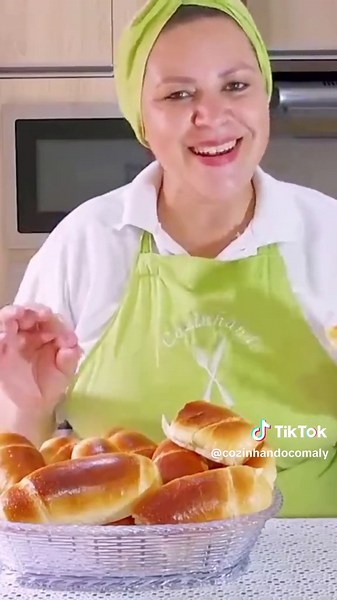 PÃOZINHO CASEIRO RECHEADO Ingredientes 1 pacotinho de 10g de fermento seco 2colheres(sopa)ou 40g de açúcar 1ovo inteiro 90ml de água morna 90ml de leite morno 90ml de óleo 2 dentes de alho 1colher(sobremesa)bem cheiaou 14g de sal ou-500g de farinha de trigo PARA RECHEAR Muçarela cortada em palitinhos PARA PINCELAR 1gema de ovo 2colheres(sopa)de leite Forma untada e enfarinhada Forno pré aquecido a 200°asse por ou- 25 minutos Modo de preparo Assista o passo a passo no vídeo #pãocaseiro #pãofofinh
