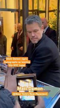 Matt Damon signs autographs as leaving his NYC hotel #mattdamon #nyc #actor