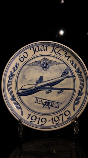 In Aviodrome vind je een bijzondere collectie gedenkborden. Deze borden markeren belangrijke momenten in de Nederlandse luchtvaartgeschiedenis. Welk bord spreekt jou het meest aan en waarom? 🤩 #herinnering #herdenken #luchtvaart #geschiedenis #luchtvaartgeschiedenis #aviodrome | Aviodrome