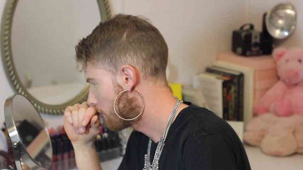 How To Put On Make-Up - LIKE A MAN