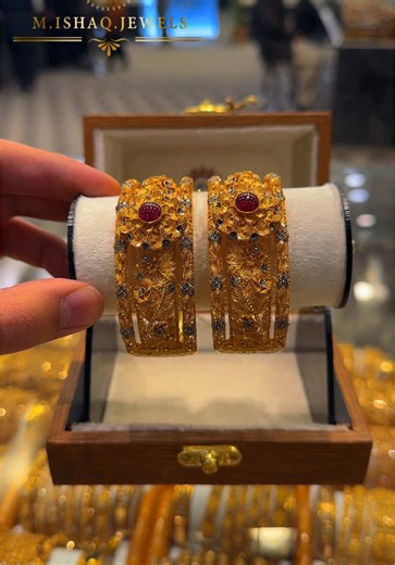 Explore New Bangles Pair at Liaqat Bazar Quetta