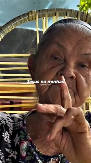 Motivação & Cortes de Podcast on Instagram: "Antes de sair de casa, existe um gesto simples que carrega um significado profundo: confiar o caminho a Deus. Quando alguém reconhece que não controla tudo e decide colocar Jesus à frente, assume que precisa de direção, discernimento e sabedoria. A vida é cheia de imprevistos, encontros inesperados e situações que fogem ao entendimento humano. Ao entregar o percurso nas mãos de Deus, o coração aprende a descansar, mesmo sem saber exatamente o que o di