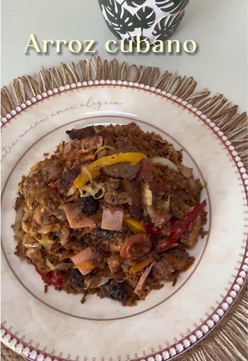 Arroz cubano: receta con mezcla de carnes, verduras y arroz de coco