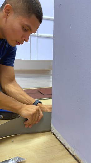 66K views · 2.7K reactions | Cómo hacer cove base #construction #constructiontips #floor #flooring #flooringinstallation #flooringideas #flooringdesign #flooringexpert #flooringcontractor #vinylflooring #lvtflooring #carpet #carpetinstallation #carpentry | Bro's Construction | Facebook