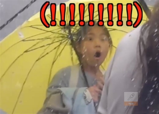 Phản ứng đáng yêu của một fan nhí khi bất ngờ gặp YouTuber Pungja trên phố 😄 Pungja là một YouTuber chuyển giới nổi tiếng với các nội dung mukbang và trò chuyện chân thật. Cô cũng là một trong những gương mặt có sức ảnh hưởng tích cực trong việc nâng cao nhận thức xã hội về cộng đồng LGBTQ tại Hàn Quốc. Năm 2023, Pungja gây chú ý khi trở thành YouTuber chuyển giới đầu tiên nhận giải thưởng tại lễ trao giải MBC Entertainment Awards. | VKR News