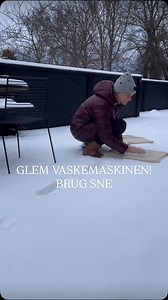 Uldtrøjer (og strik generelt) kan nemt friskes op uden vask. Læg dem i ren, tør sne i ca. 30 minutter - sneen hjælper med at: ❄️ Fjerne lugt ❄️ Friske fibrene op ❄️ Skåne fibrene (mindre slid end vask) Sådan gør du: ❄️ Sørg for at tøjet er tørt ❄️ Læg det i tør, ren sne ❄️ Dæk det let ❄️ Vent 15-30 min ❄️ Træk op, ryst sneen af og hæng til luftning 💡 Tip: Metoden virker også på tæpper, uldtæpper og dyner/puder - altid i tør frost og kun til opfriskning, ikke til rengøring af pletter. Dette er k