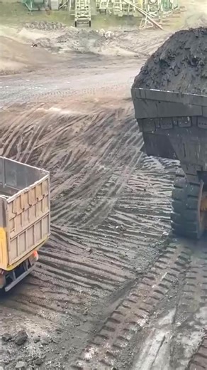 1.6K views · 19 reactions | Huge Caterpillar 992G Wheel Loader Loading Coal On Trucks 01 | Tool Tech | Facebook