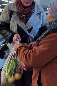 839K views · 10K reactions | Poor old lady returns lost cash, is then rewarded by woman | Fabiosa Life Stories | Facebook