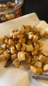 Cách làm tóp mỡ giòn rụm cả tháng nghen. Thắng dk tóp mỡ ngon thì triển luôn tóp mỡ mắm tỏi, bún riêu, mì khô thôi nàooo. Ai thích ăn top mỡ thì làm thử nhé | Sống Là Thế