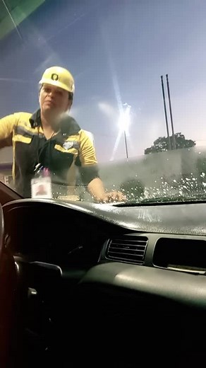 Expert Windshield Cleaning Techniques at Car Wash