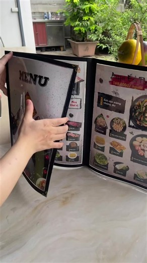 36Y. NH BÁNH MÌ NƯỚNG CHIAKI. MENU LÁ CHỐNG NƯỚC Khách mua bánh mì thường quyết định khá nhanh, vì vậy menu càng gọn và dễ quét mắt càng có lợi. Món bán chính, combo và lựa chọn thêm nên được tạo thứ bậc rõ ràng. Đừng để tất cả món cùng một cỡ chữ, cùng một màu và cùng mức độ nổi bật. Menu nhiều chữ chưa chắc bán được nhiều. Đôi khi bỏ bớt thông tin phụ lại giúp món chủ lực được nhìn thấy nhanh hơn. Với mô hình phục vụ nhanh, vài giây khách tiết kiệm được khi chọn món cũng góp phần giúp quầy vận