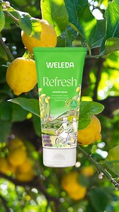 Réveillez vos sens avec notre Crème de Douche Refresh 🍋✨ Plongez dans une vague de fraîcheur citronnée tout en prenant soin de votre peau avec notre formule 100% d'ingrédients d'origine naturelle 🌿 | Weleda