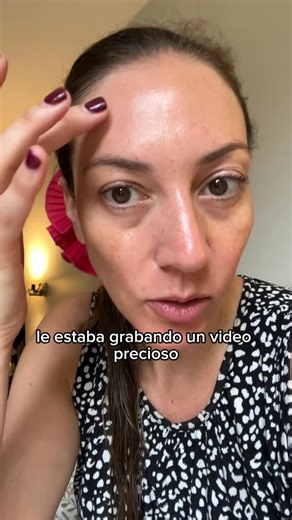 MAMÁ SIN CAOS | autocuidado materno + empatía + tips on Instagram: "Para todos los que me preguntan A DIARIO por mi máscara led 🎭💡es de la marca Dr. Dennis Gross, modelo DRx SpectraLite™ FaceWare Pro, la compré en Sephora y me costó una córnea. Beneficios: 1. Luz roja: - Estimula la producción de colágeno. - Reduce la apariencia de arrugas, líneas finas y marcas de la edad. - Mejora el tono y la firmeza de la piel. - Promueve la regeneración celular y la cicatrización. 2. Luz azul: - Trata y p