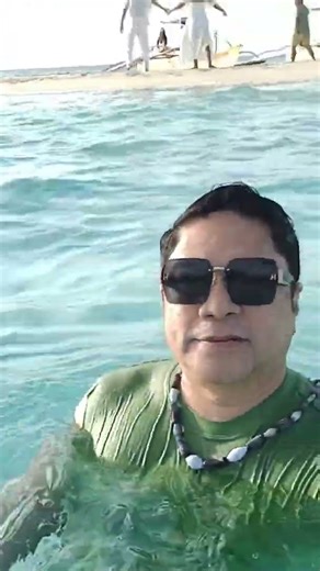 Swimmimg with sunglasses