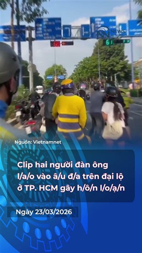 Tài xế xe ôm công nghệ và một người đàn ông lao vào giữa ngã tư đông đúc