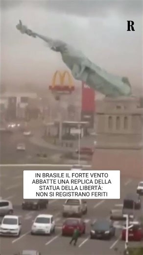 In Brasile il forte vento abbatte una replica della Statua della Libertà