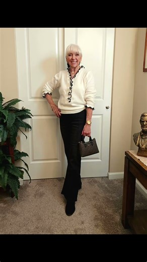 Meeting Up With GFs #falloutfits #ootd #BLK&WHT #foryou #blackjeans #blackjeansoutfit #fallfashion