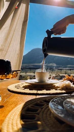 Top Airbnb Brasil on Instagram: "Descubra o refúgio perfeito para relaxar e renovar as energias! Com um jacuzzi exclusivo e uma vista deslumbrante das montanhas, esse espaço combina conforto e charme em cada detalhe. Ideal para dias tranquilos sob o sol ou noites estreladas. Não perca a chance de viver essa experiência única! 👥 6 hóspedes | 2 quartos | 4 camas | 3 banheiros 🔗 abnb.me/Ox9UKJKymmb 🏡 @casabrauna 📍Lapinha da Serra, Minas Gerais, Brasil 💰R$675 por noite Siga @top.airbnb.brasil p