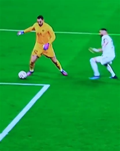 şurda faulu vermeyip o dakikaya kadar şutu gectim adam akilli pozisyonu olmayan real'i maça döndürüp turu verdirdiler. millete de bi guzel geri donus diye yedirdiler, yerseniz tabii. ayrica bu pozisyona kadar realin bu turda toplam 150 dakikada xG'si 0.46 😂😂😂