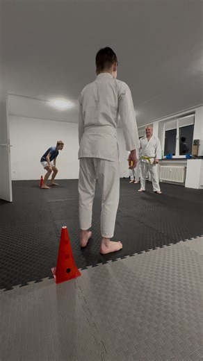 𝑹𝒖𝒔𝒍𝒂𝒏 𝑴𝒊𝒌𝒉𝒂𝒊𝒍𝒆𝒏𝒌𝒐 | 🏃‍♂️‍➡️Spiel „Der fünfte ist zu viel“ Fünf Spieler nehmen teil: vier stehen an Hütchen in den Ecken, ein Spieler steht in der Mitte. Auf... | Instagram