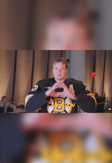 "If those signs had hands..." 🏈 #StadiumSeries #nhl #bruins | stadium series