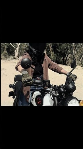 The plot is mine, the ride is yours to watch🎬.#royalenfield#hunter350 #bikergirl#reels#youtubeshorts