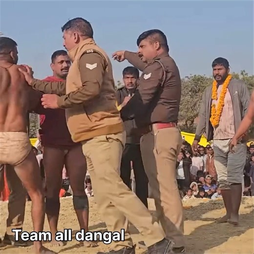 Police pushed Javed away and he was beating him #Dangal2 #javedganikinewkushti #javedganiofficial