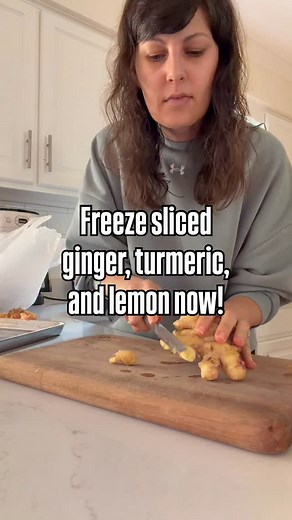 Cold flu season is creeping in, and these 3 are my winter defense kit: Ginger • Turmeric • Lemon. The anti-inflammatory, antioxidant, immune-boosting trio. I purchased mine from the farmers market, but health food stores will carry them too. Here’s how I use them once they’re frozen: • Ginger Tea Shot: blend a cube with hot water honey. • Golden Milk: turmeric cube warm milk cinnamon = soothing inflammation support. • Morning Lemon Water: lemon cube in warm water to help digestion vitamin C boos