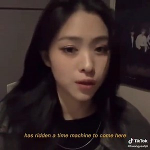 [PHẢN ỨNG CỦA "THÁNH SÁT GÁI" RYUJIN (ITZY) KHI NGHE FAN TỰ NHẬN MÌNH LÀ BẠN GÁI TƯƠNG LAI] Trong buổi giao lưu với người hâm mộ trên VLIVE mới đây, Ryujin đã bật cười khi đọc được bình luận từ fan nữ rằng: "Mình là bạn gái tương lai của Shin Ryujin". Sau khi nghe điều đó, nữ idol không những không ngại ngùng mà còn hài hước đáp trả lại fan: "Xem nào... Mình có bạn gái bình thường, bạn gái ngoài ngành, giờ còn có cả bạn gái đến từ tương lai bằng cỗ máy thời gian. Chính xác thì mình có đến bao nh