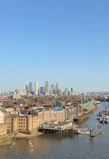 Did you know? Canary Wharf was named after the Canary Islands as it was a port where ships from the Canary Islands unloaded fruits. Experience the view for yourself when you next visit inside Tower Bridge. #TowerBridge #thingstodoinlondon #canarywharf #visitlondon