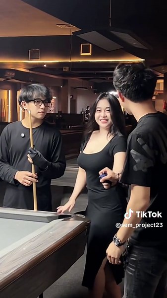 Prank gandeng tangan pacar orang😁