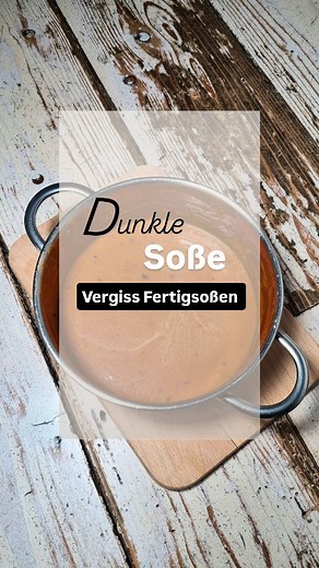 Shafi Mo. on Instagram: "Cremige dunkle Soße (ohne Fleisch, aber voller Umami) Zutaten: 1 EL Butter 1 EL Mehl 1–2 TL Tomatenmark ca. 250 ml Gemüsebrühe 1–2 TL Sojasoße 1 TL süße Soße (z. B. Sweet Chili, Teriyaki oder ein Hauch Honig/Zucker) optional: weitere Saucen nach Geschmack (z. B. 1 schuss Worcestersoße, dunkle Soße, BBQ ganz leicht) Zubereitung: Butter schmelzen, Mehl einrühren und kurz anschwitzen. Tomatenmark dazugeben und leicht anrösten (wichtig für Farbe & Geschmack). Mit Gemüsebrühe