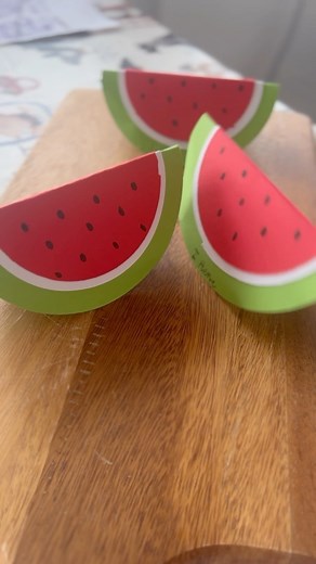 Maria Castro | INVITACIÓN EE SANDÍA! Para un cumple muy hawaiano! Lo que uso en el vídeo (ademas de cartulina y pegamento) es mi nuevo descubrimiento:... | Instagram