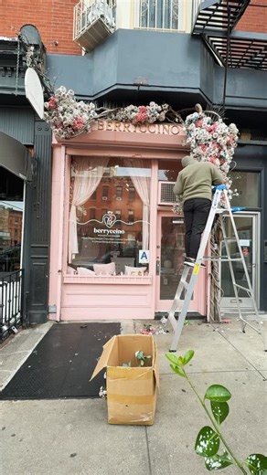 Berryccino ® NYC Food Florist on Instagram: "Storefront Makeover ✨ After almost 4 years, it was time to refresh our shop entrance — new flowers, new colors, and a whole new vibe! A clean, beautiful storefront really changes the energy of your business and helps attract more customers. We are now offering professional storefront decoration services for any business: boutiques, salons, cafés, offices, studios, or retail shops. • Custom design for your storefront • Flower selection & color matching