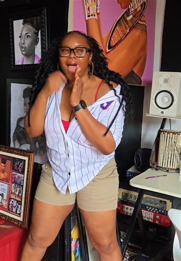 Yemi Alade (@yemialadeofficial)’s videos with We outside this bih eating - FendiDaRappa